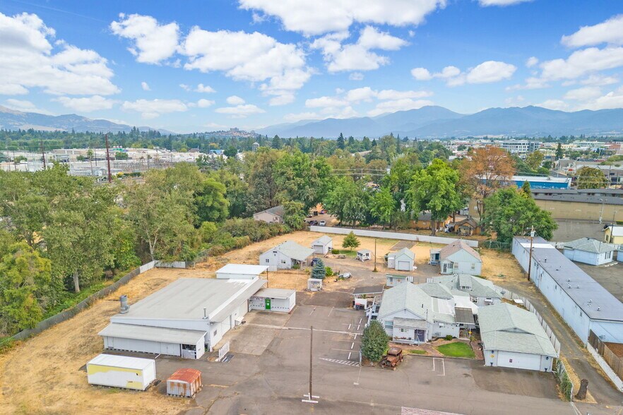 844 N Riverside Ave, Medford, OR for sale - Aerial - Image 2 of 11