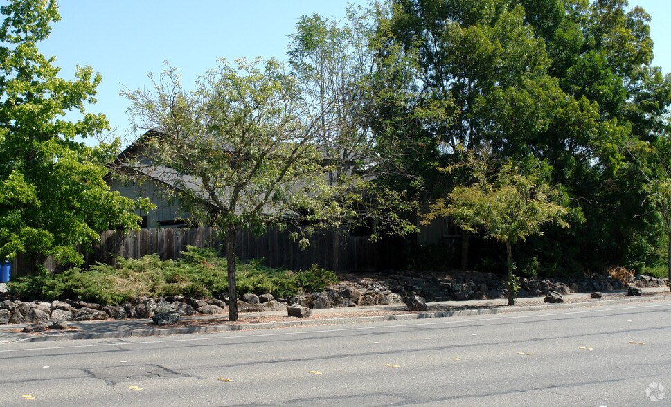 1830 Mission Blvd, Santa Rosa, CA à vendre - Photo du bâtiment - Image 2 de 2
