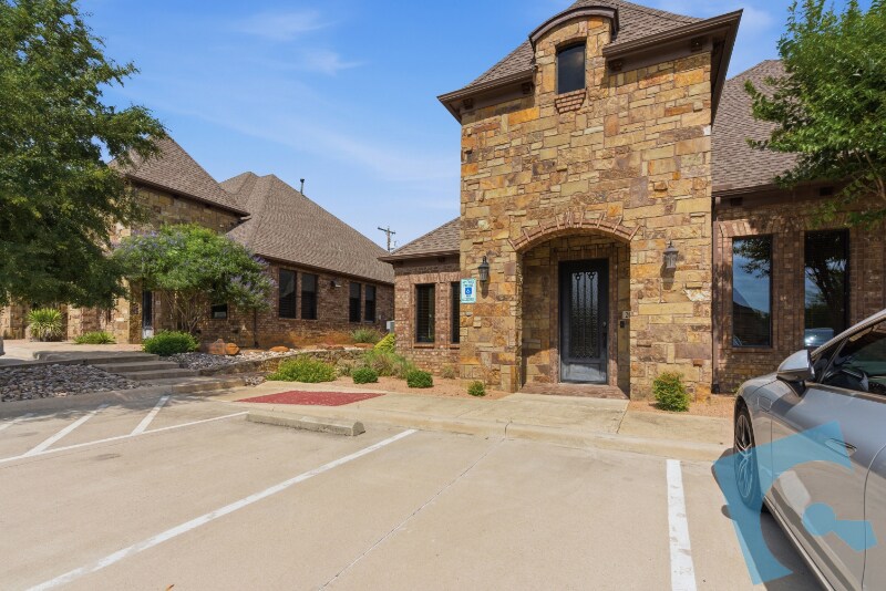 9145 Belshire Dr, North Richland Hills, TX à vendre - Photo du bâtiment - Image 3 de 22
