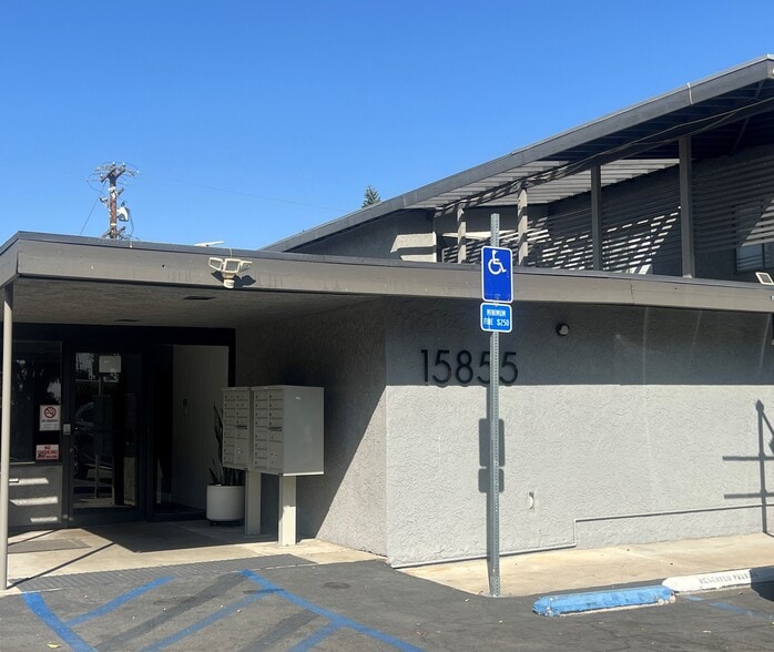 15855-15859 Edna Pl, Irwindale, CA for lease - Building Photo - Image 1 of 4