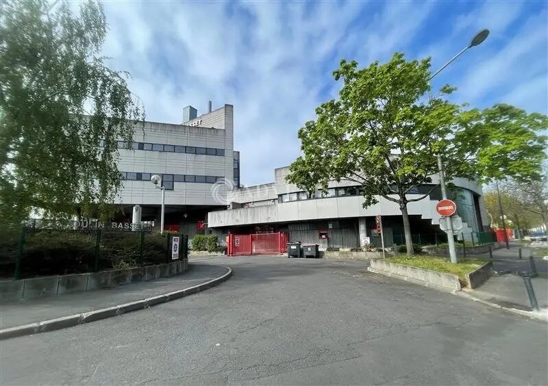 Office in Saint-Denis for lease - Building Photo - Image 1 of 12