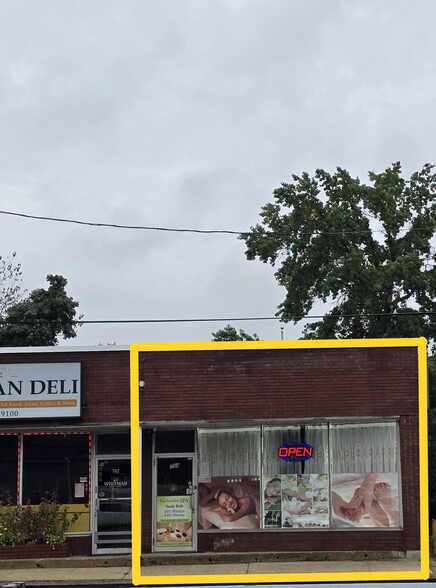 702-704 Walt Whitman Rd, Melville, NY for lease - Building Photo - Image 3 of 4