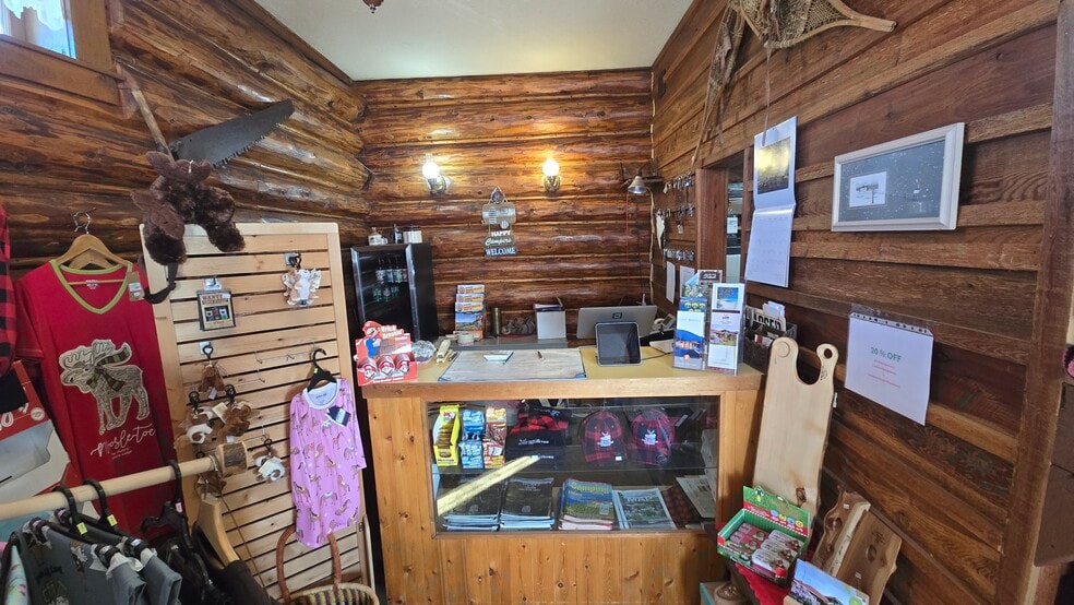 1080 Stack Valley Rd, Cariboo, BC for sale - Interior Photo - Image 3 of 35