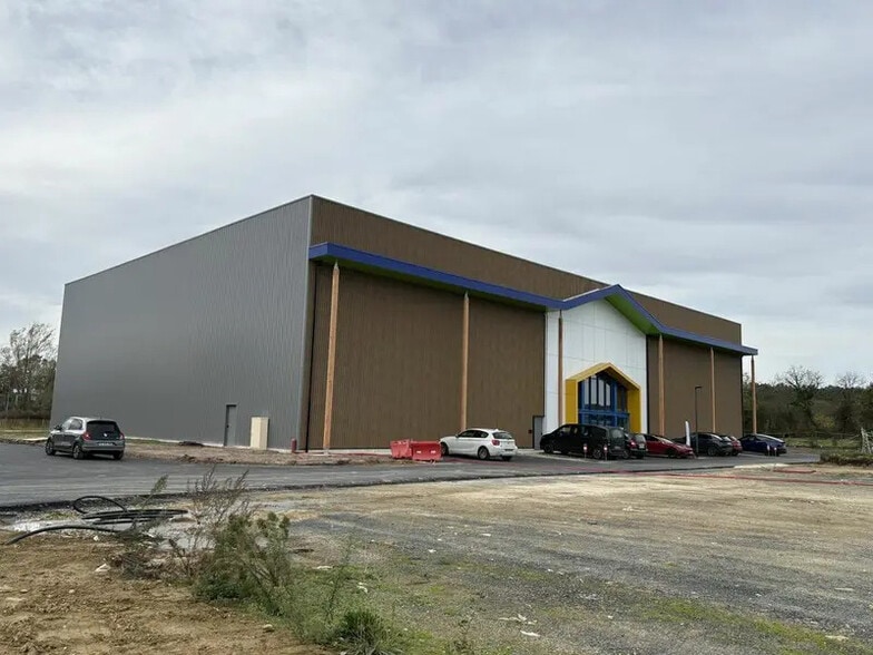 Retail in Virsac for lease - Building Photo - Image 3 of 14