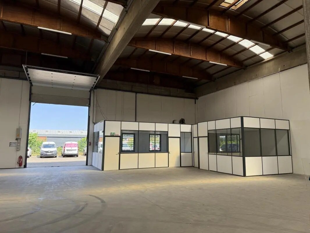 Flex in Saint-Priest for lease Interior Photo- Image 1 of 3