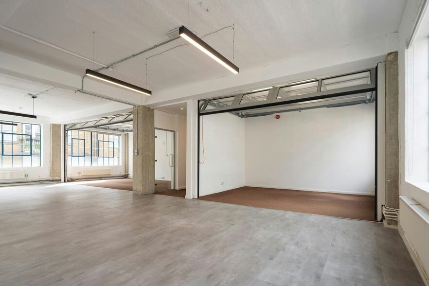 29-31 Saffron Hl, London for lease - Building Photo - Image 3 of 7