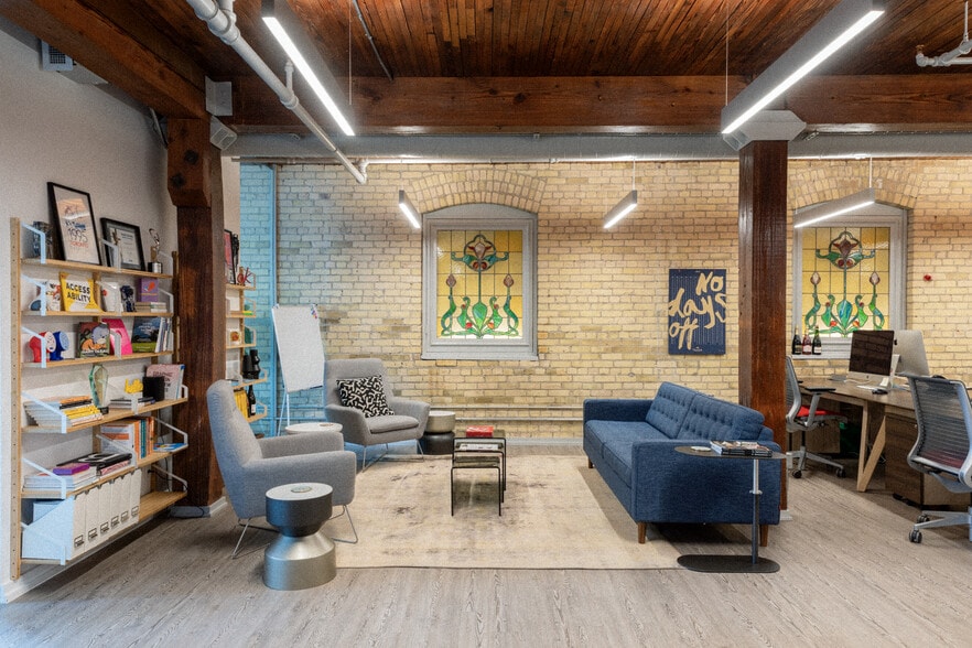 18 Gloucester Ln, Toronto, ON for sale - Interior Photo - Image 3 of 11