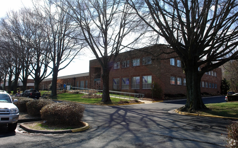 11425 Isaac Newton Sq, Reston, VA à louer - Photo du bâtiment - Image 2 de 3