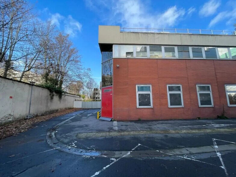 Local d'activités dans Saint-Cloud à vendre - Photo du bâtiment - Image 2 de 4