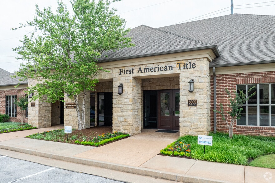 5609 Classen Blvd, Oklahoma City, OK for lease - Building Photo - Image 2 of 6