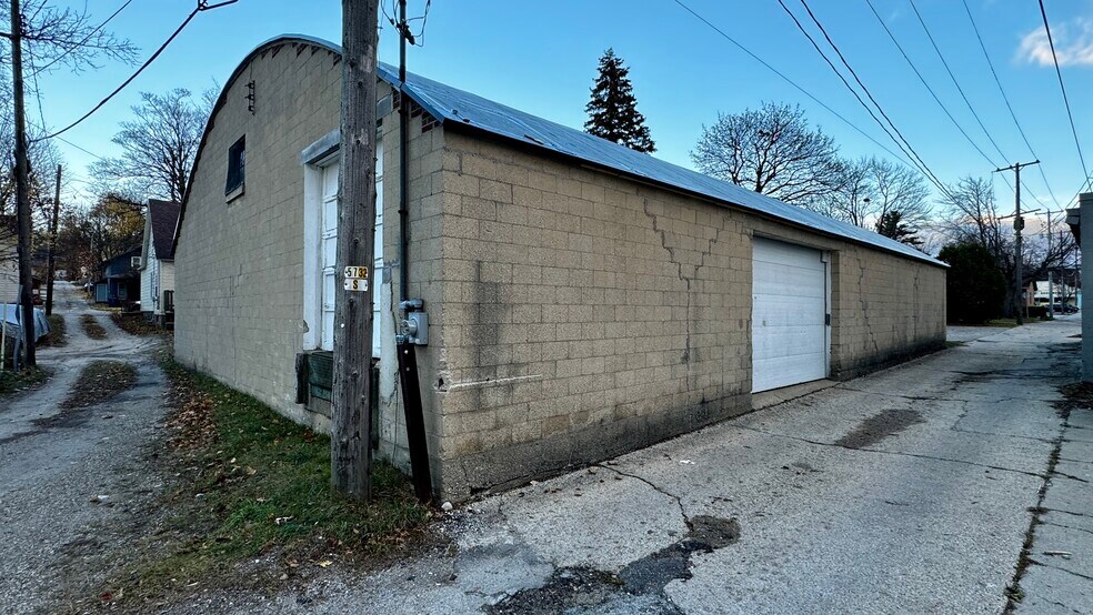 115 1/2 E Nelson St, Cadillac, MI à vendre - Photo du bâtiment - Image 3 de 8