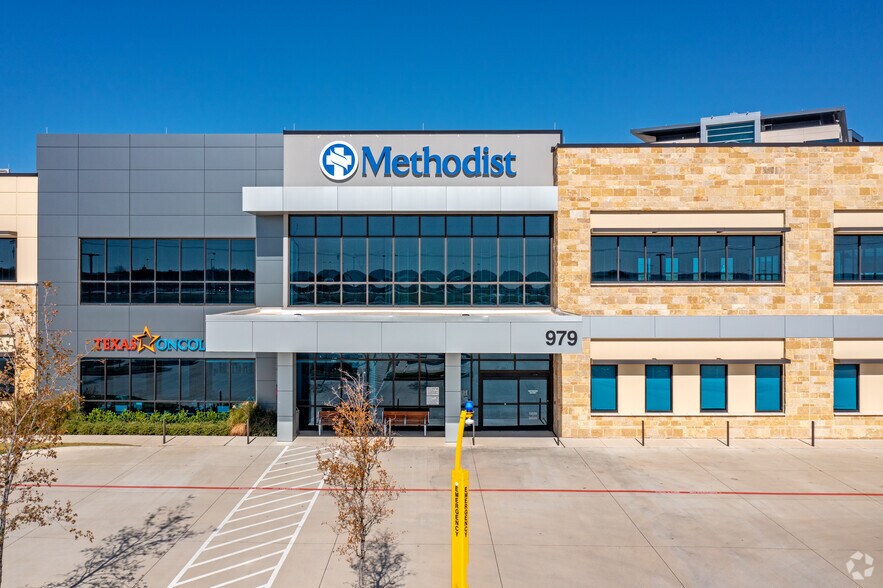 979 Don Floyd Dr, Midlothian, TX à louer - Photo du bâtiment - Image 3 de 8