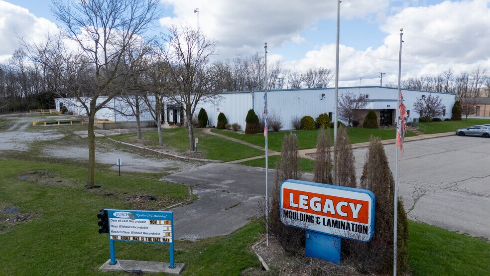 811 Commerce Dr, Kendallville, IN à vendre - Photo du bâtiment - Image 2 de 10