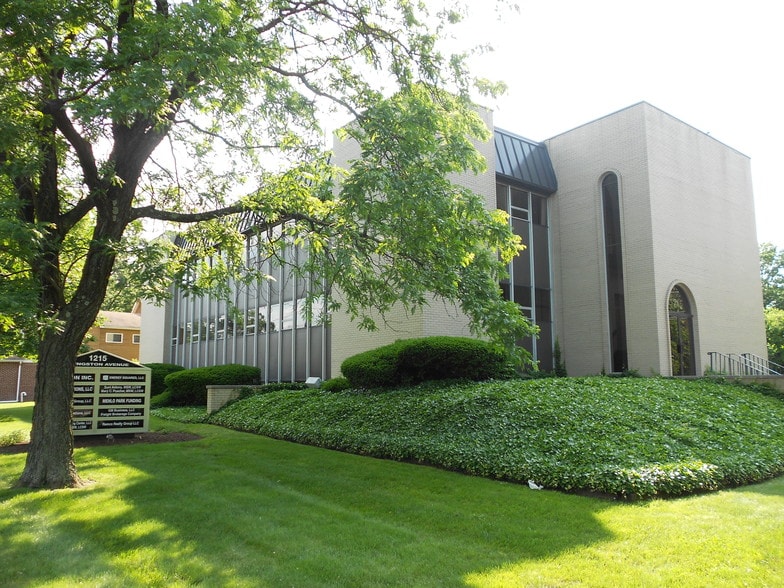 1215 Livingston Ave, North Brunswick, NJ for lease - Building Photo - Image 1 of 1