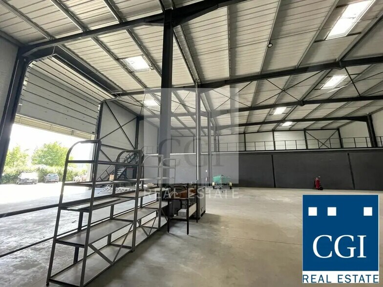 Flex in Apprieu for lease - Building Photo - Image 2 of 6