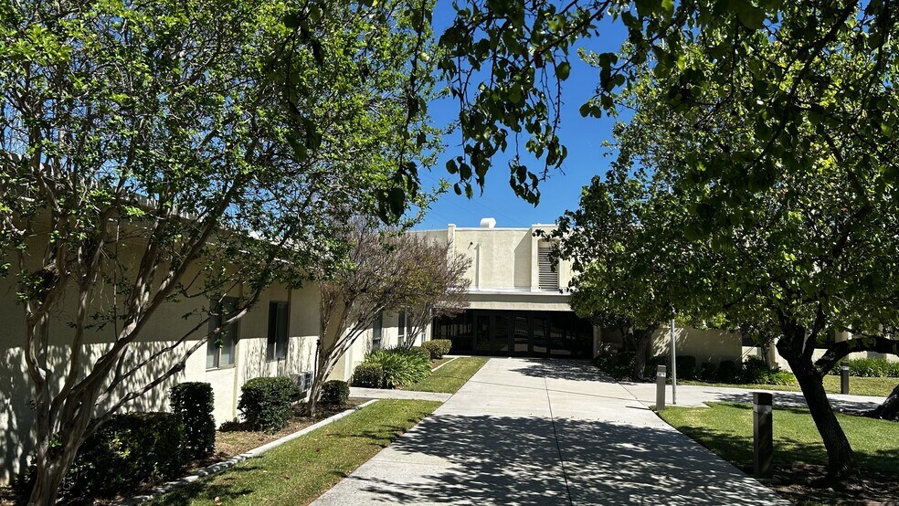 11315 White Oak Ave, Granada Hills, CA à vendre - Photo du bâtiment - Image 3 de 30