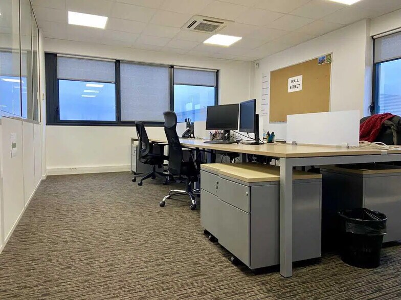 Office in Meyzieu for lease - Building Photo - Image 3 of 10