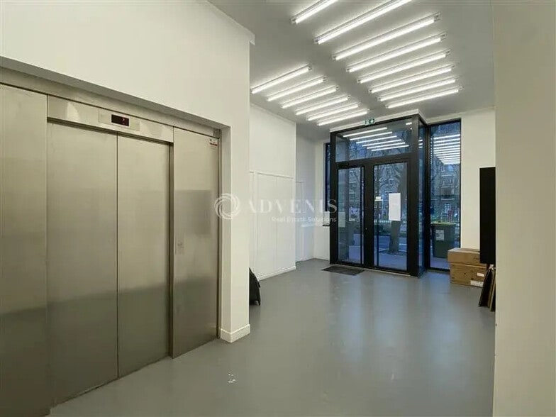 Office in Montrouge for lease - Lobby - Image 2 of 10