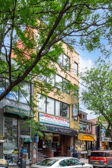 3720-3722 74th St, Jackson Heights, NY à louer - Photo du bâtiment - Image 2 de 4