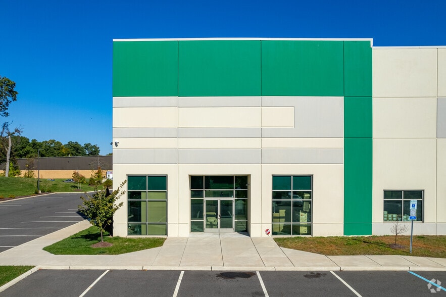 499 Commerce Dr, Burlington Township, NJ for lease - Building Photo - Image 3 of 6