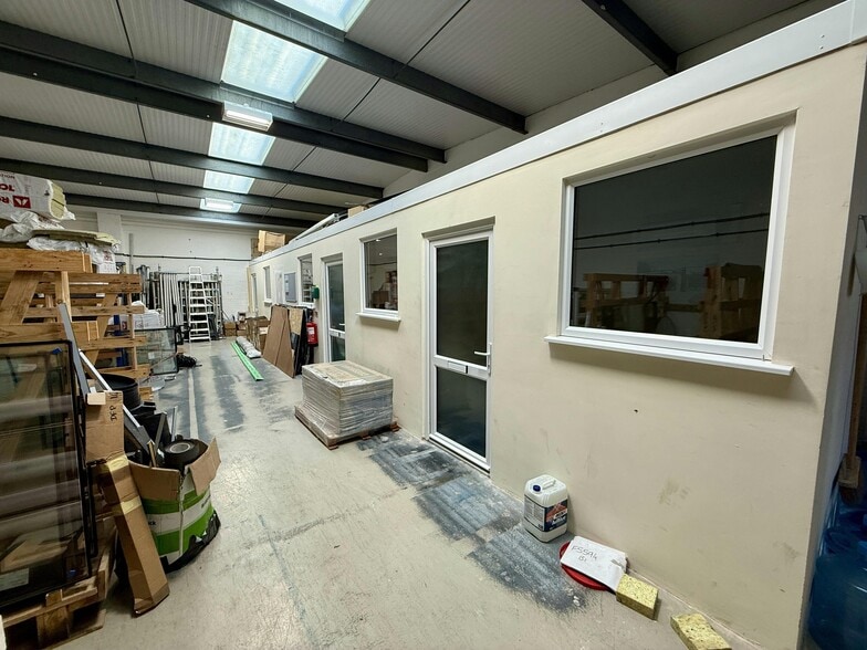 2 Cowley Rd, Poole à vendre - Photo du bâtiment - Image 3 de 6