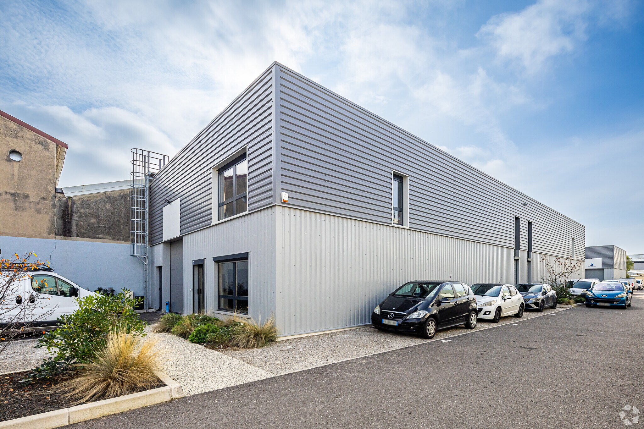 Flex in Vénissieux for lease Primary Photo- Image 1 of 4