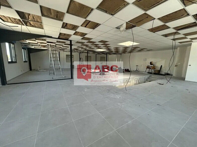 Office in Mudaison for lease - Interior Photo - Image 2 of 5