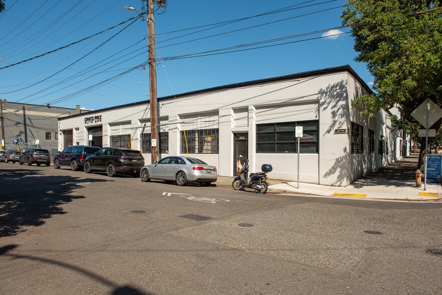 1631 SW Jefferson St, Portland, OR for lease - Building Photo - Image 2 of 8