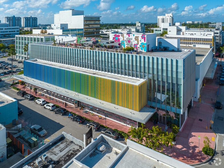 723 Lincoln Ln N, Miami Beach, FL for sale - Building Photo - Image 2 of 11