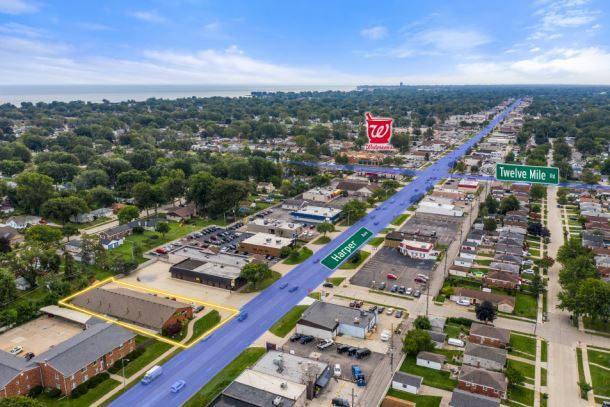 29900 Harper Ave, Saint Clair Shores, MI à louer - Photo du bâtiment - Image 3 de 4