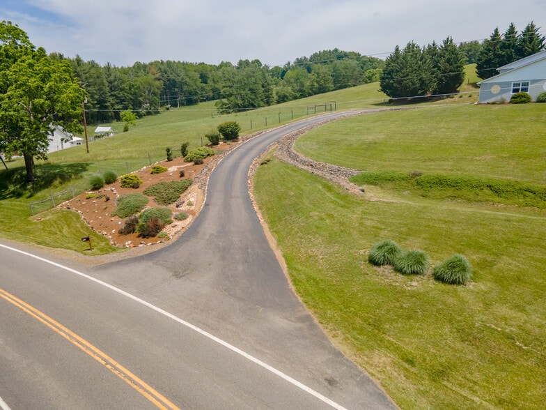 1266 E Stuart Dr, Hillsville, VA à vendre - Photo du bâtiment - Image 2 de 54