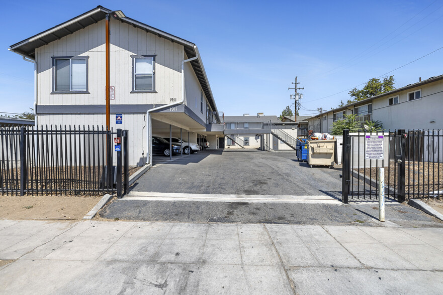 1911 E Saginaw Way, Fresno, CA à vendre - Photo du bâtiment - Image 1 de 28