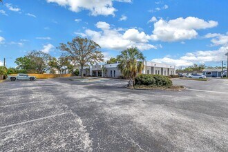 9911 Seminole Blvd, Seminole, FL à louer Photo du bâtiment- Image 2 de 12