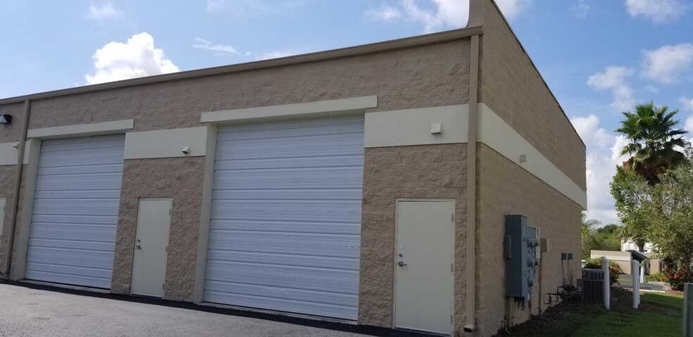 24610 Sandhill Blvd, Punta Gorda, FL à louer - Photo du bâtiment - Image 3 de 12