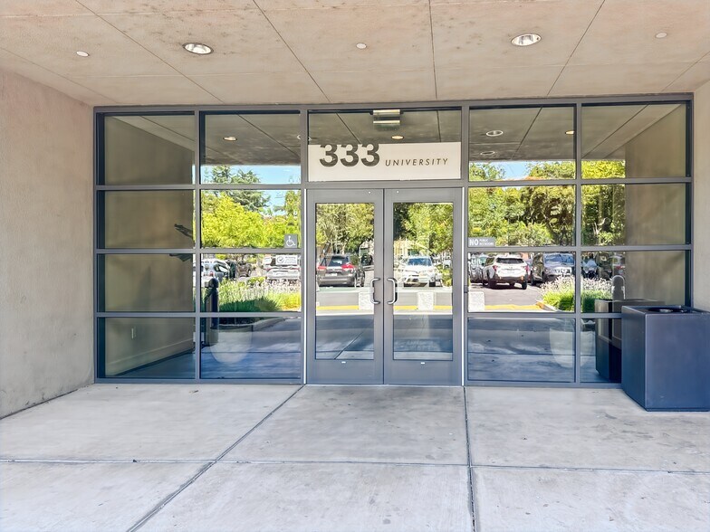 333 University Ave, Sacramento, CA à louer - Photo intérieure - Image 2 de 12