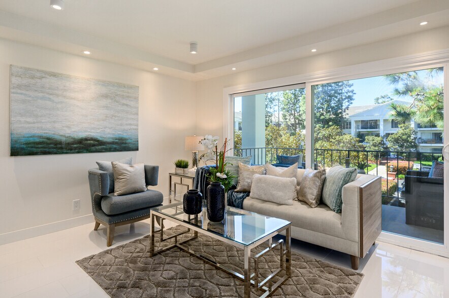 100 Scholz Plz, Newport Beach, CA à vendre - Photo du bâtiment - Image 2 de 14