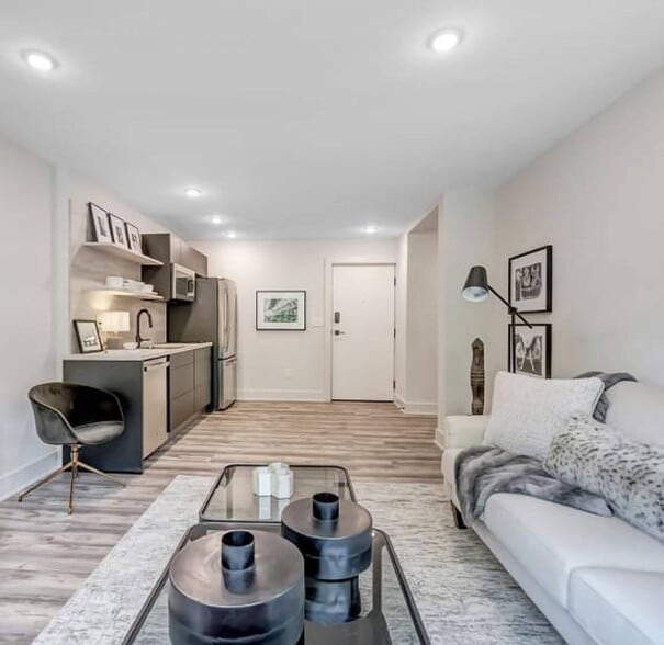 Mt. Lookout Square portfolio of 8 properties for sale on LoopNet.ca - Interior Photo - Image 3 of 10