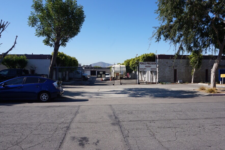 15251 Boyle Ave, Fontana, CA à vendre - Photo du bâtiment - Image 1 de 14