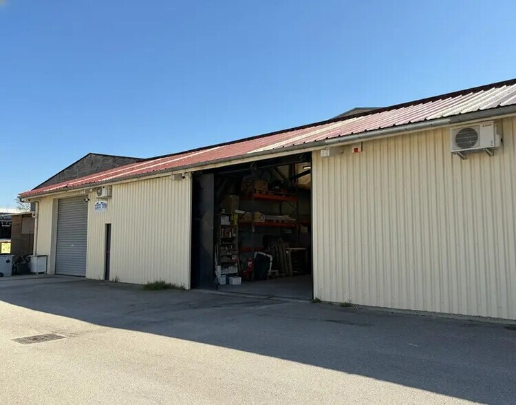 73 Rue Paul Et Marc Barbezat, Décines-Charpieu for lease - Building Photo - Image 1 of 6