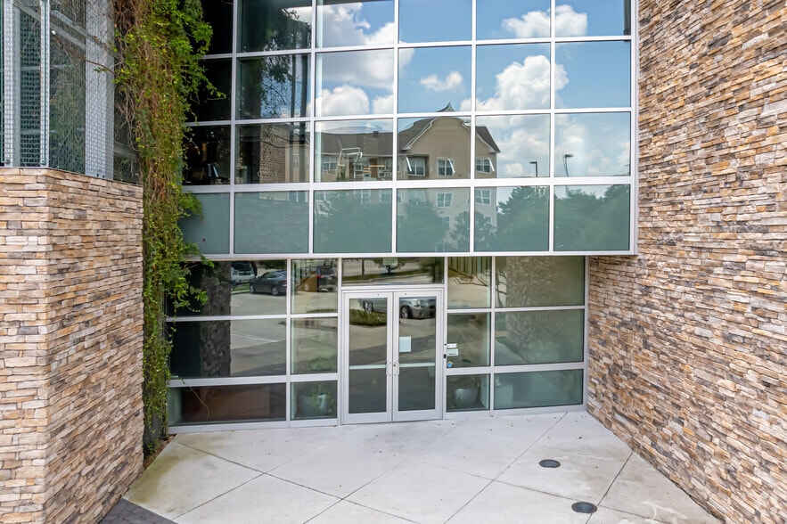 7031 Commerce Cir, Baton Rouge, LA for lease - Building Photo - Image 2 of 20