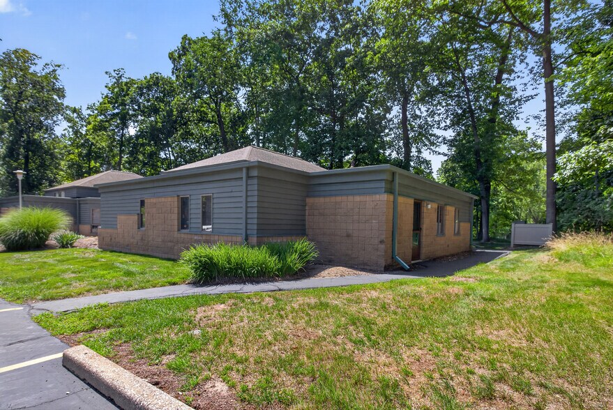 2575 Spring Arbor Rd, Jackson, MI à vendre - Photo du bâtiment - Image 2 de 24
