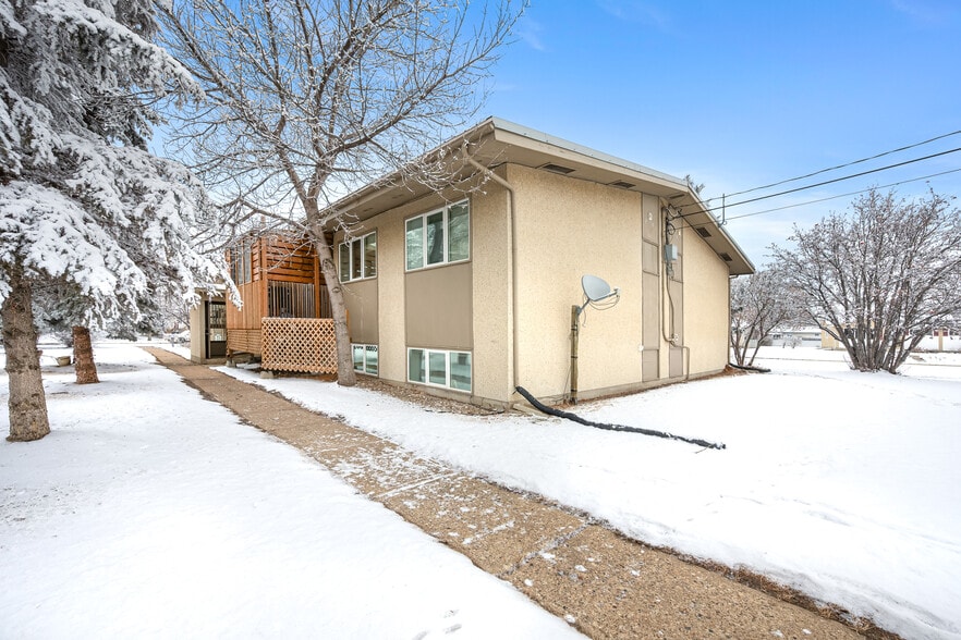 4504 56A Av, Lloydminster, AB for sale - Building Photo - Image 3 of 8