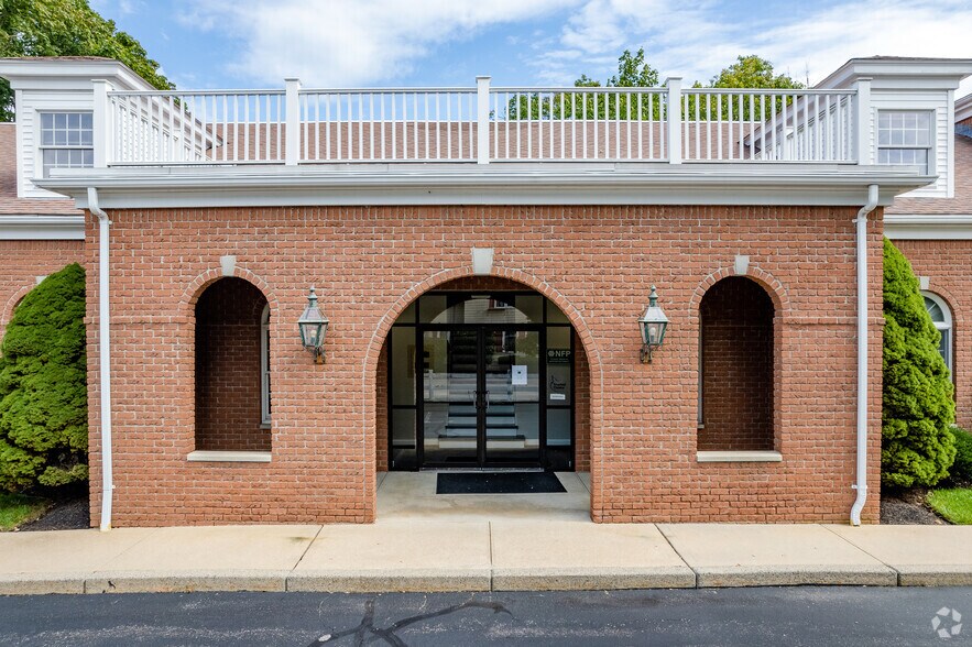 138 Main St, South Kingstown, RI à louer - Photo du bâtiment - Image 2 de 10