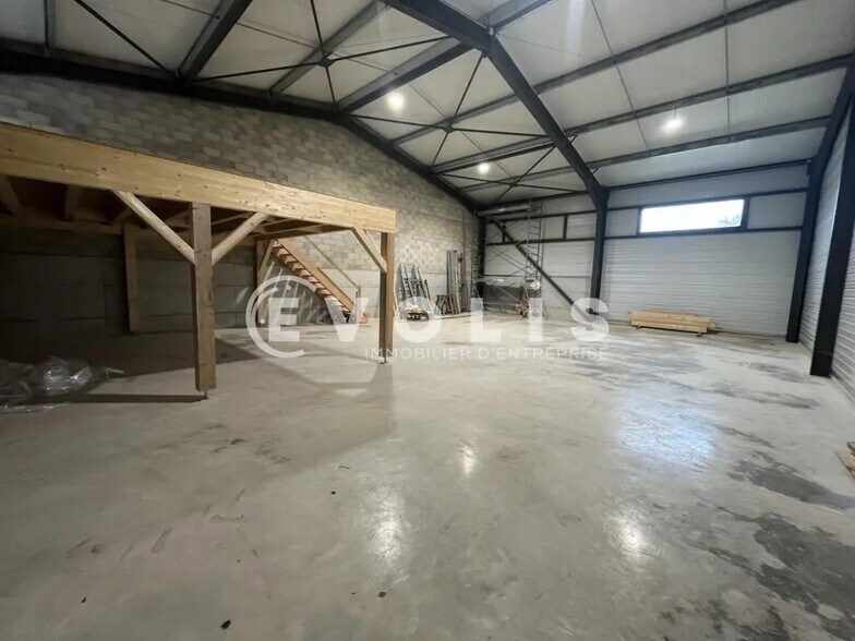 Flex in Réaumont for lease - Interior Photo - Image 2 of 4