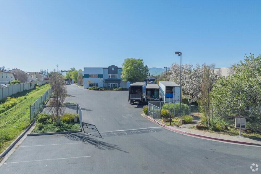 671 Willow Pass Rd, Pittsburg, CA à louer - Photo du bâtiment - Image 2 de 24