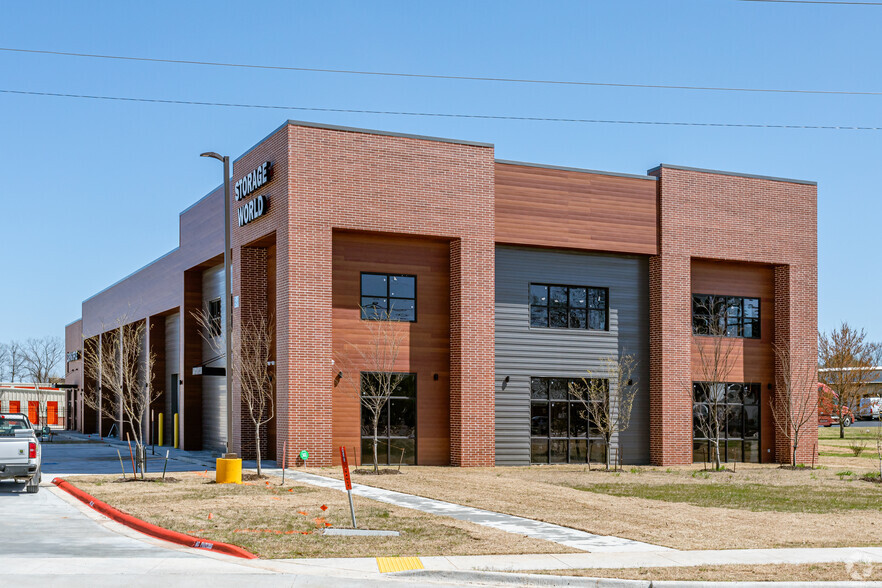 Storage World portfolio of 2 properties for sale on LoopNet.ca - Primary Photo - Image 1 of 1