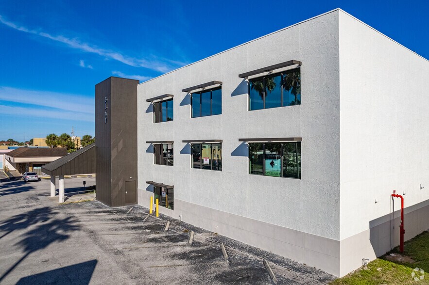 5347 Main St, New Port Richey, FL à louer - Photo du bâtiment - Image 2 de 6