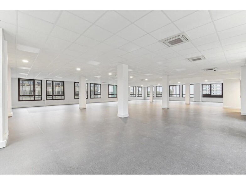 Office in Bagnolet for lease - Building Photo - Image 3 of 11
