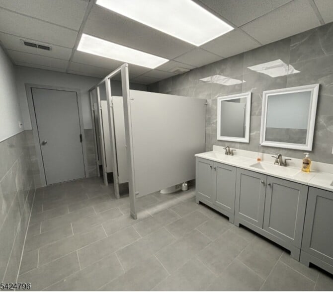 1030 Clifton ave portfolio of 7 properties for sale on LoopNet.ca - Interior Photo - Image 2 of 7