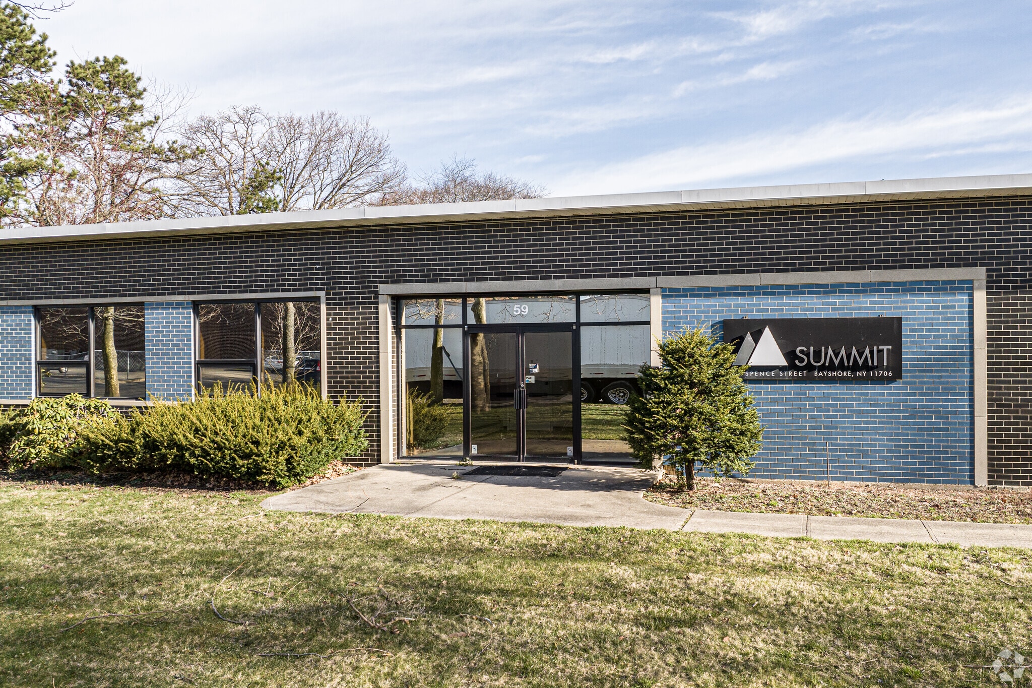 59 Spence St, Bay Shore, NY à louer Photo du bâtiment- Image 1 de 2